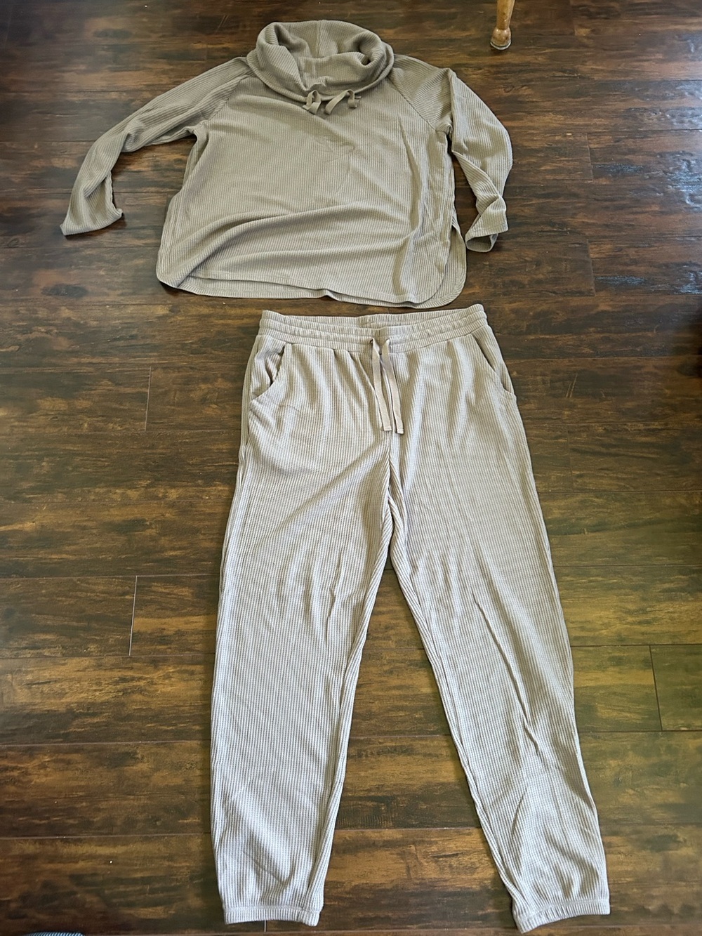 2pc Set Taupe Waffle Knit Lounge Set Cowl Neck & Joggers Women’s Size L - Picture 13 of 15